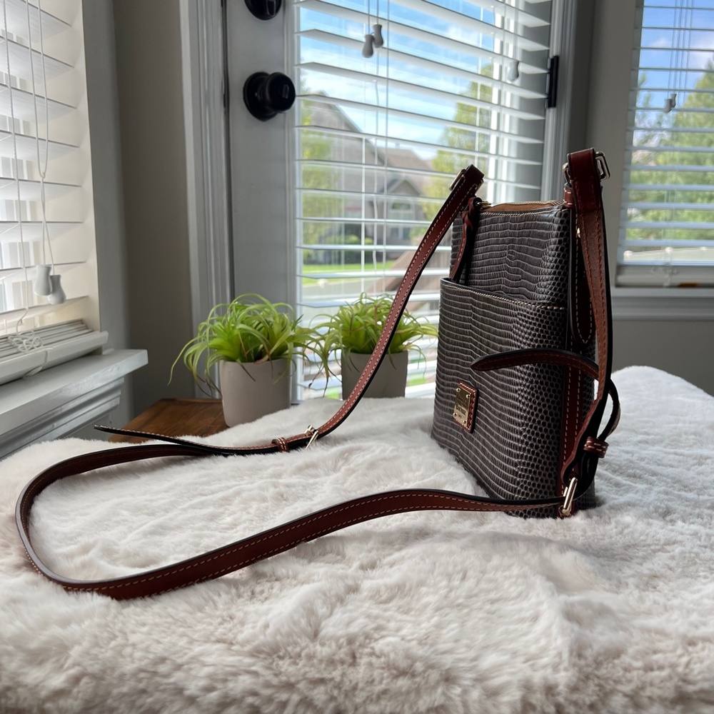 NWOT Dooney & Burke Lizard Embossed Letter Carrier Crossbody Chestnut - Picture 4 of 15